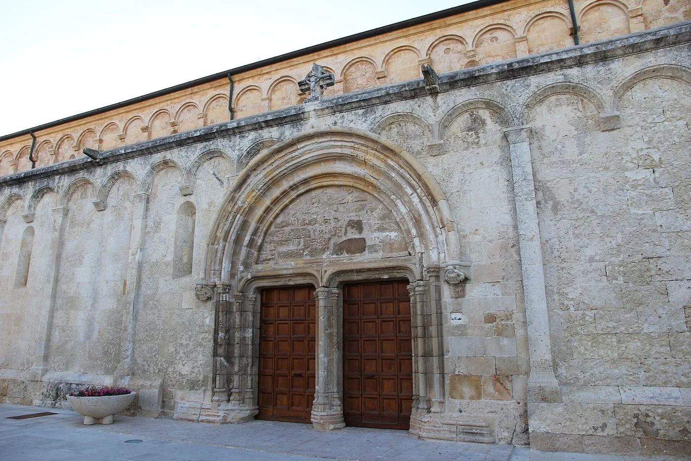 Il portale della basilica romanica di San Gavino a Porto Torres