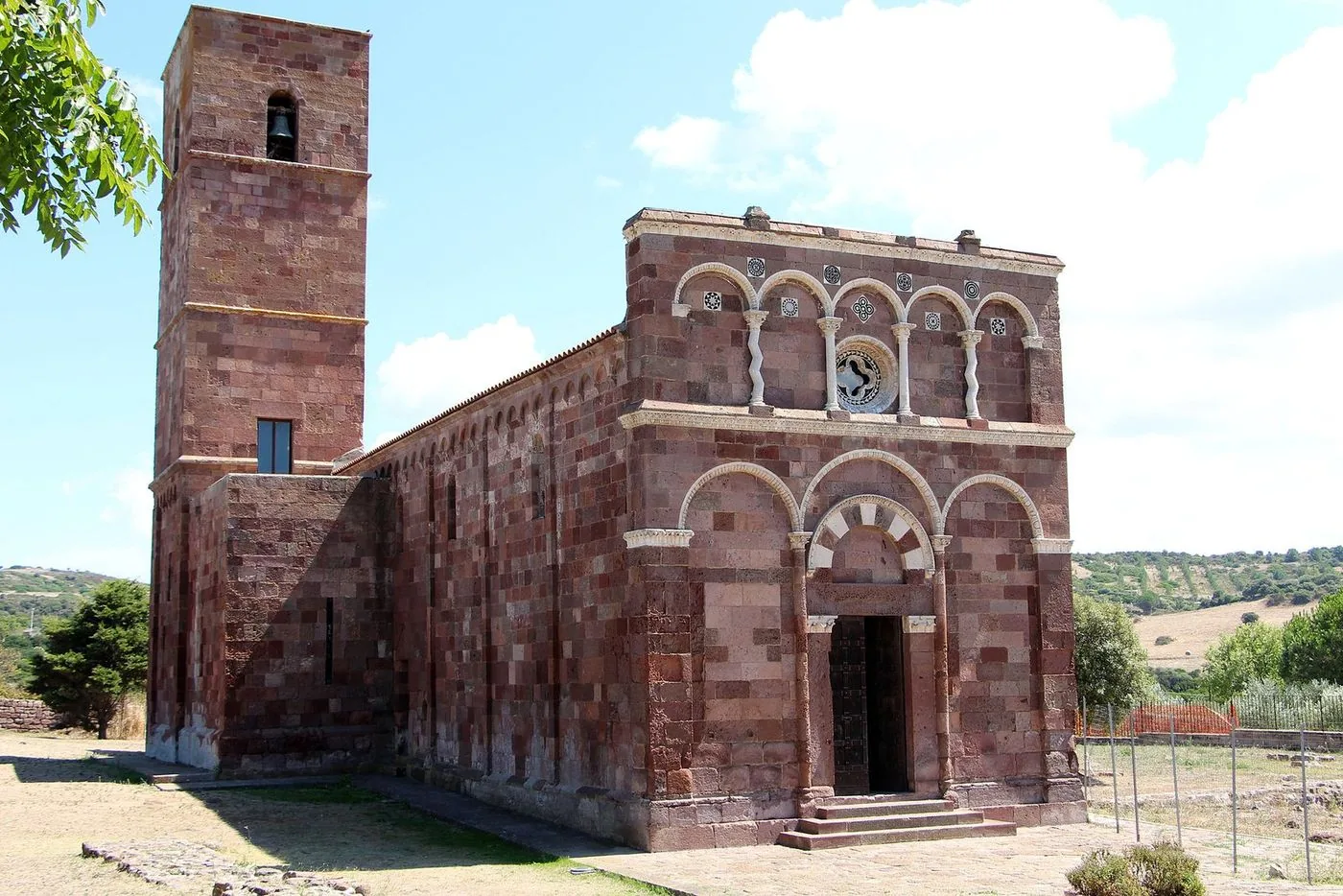 La facciata in trachite rossa e calcare bianco di Nostra Signora di Tergu