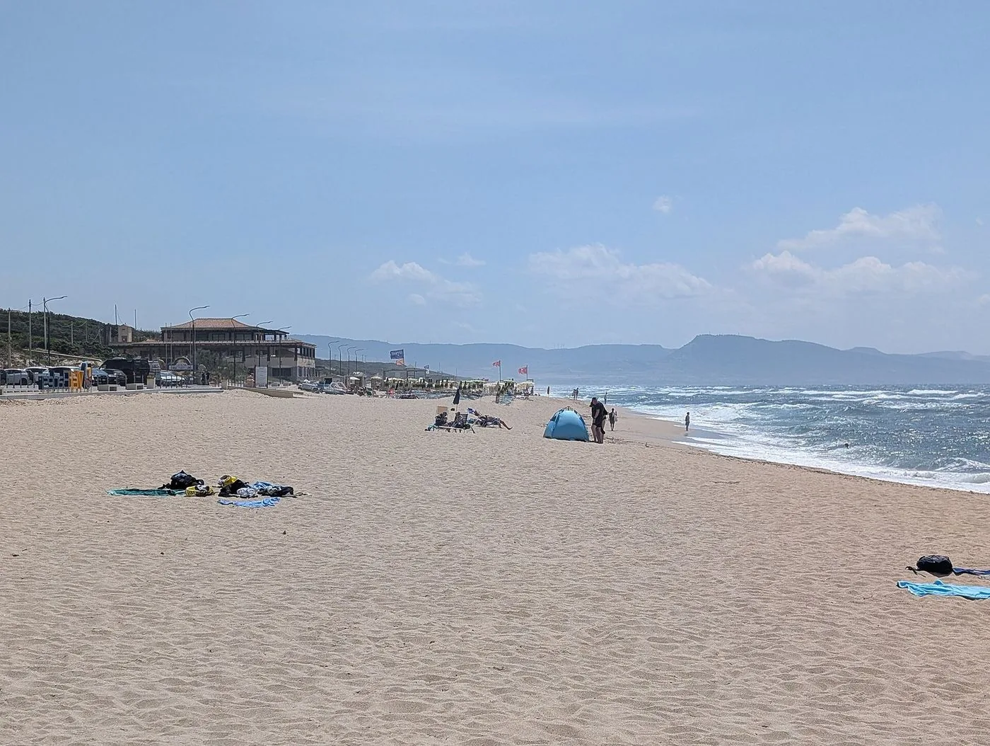 La spiaggia di Li Mindi a Badesi, con la sabbia chiara e il mare